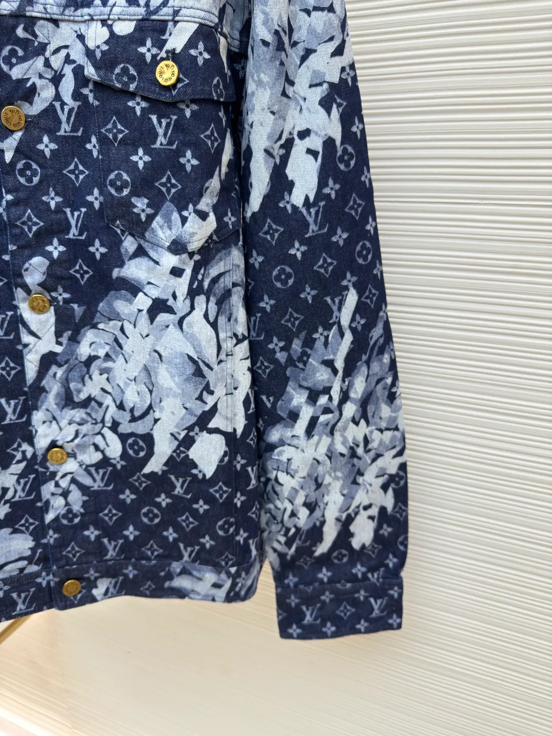 LOUIS VUITTON seagrass white and blue all-over printed denim jacket ●Authentic product: Purchased and developed by 18644 ●Item number: 1680542-D15 ●Fabric: blue denim denim fabric ●Technology: jacquard production ●Version: fitted version ●Weight: about 1130g ●Size: 46-48-50-52 ●Description: The fabric is made of blue denim twill custom-woven denim. Scan the basic artwork for front and rear panel printing The film master creates a visual effect that has no color difference with the original. After the pattern design is completed, foreign advanced penetration technology is combined with digital direct-jet printing. Color matching and inkjet printing. Alignment of ready-made garments and floral materials. The splicing positions are completely aligned. The hem, sleeves, neckline and other positions. Customized hardware accessories. It can be matched with the same style to create a fashionable look and control various occasions. Customized accessories, three complete standards, the same style for men and women!